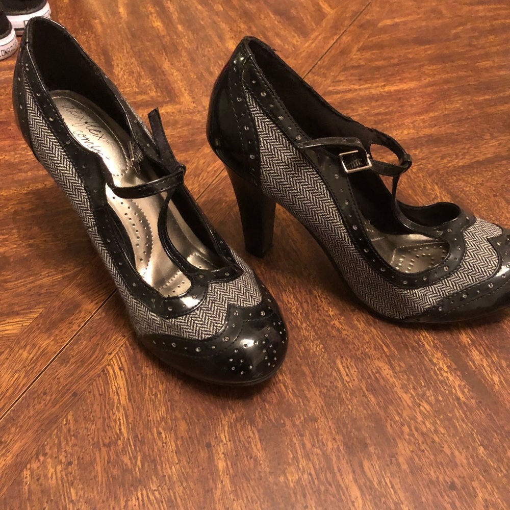 Super cute gray and black Mary Jane heels.